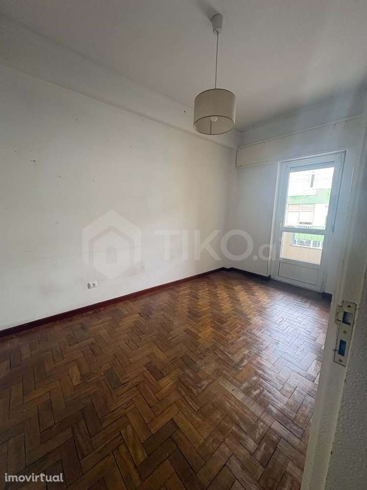 Oportunidade em Linda-a-Velha: Apartamento T1 com Enorme Potencial! - Grande imagem: 5/12