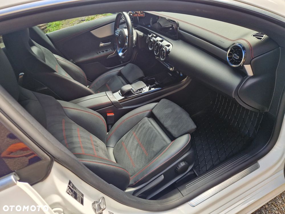Mercedes-Benz CLA 220 4-Matic AMG Line 7G-DCT - 17