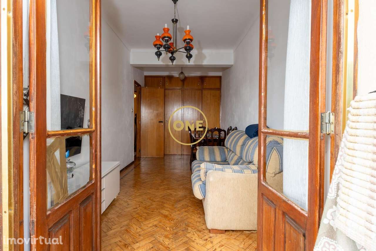 Apartamento T2 com Vista Desafogada | Potencial de Remodelação em Lour - Grande imagem: 3/20
