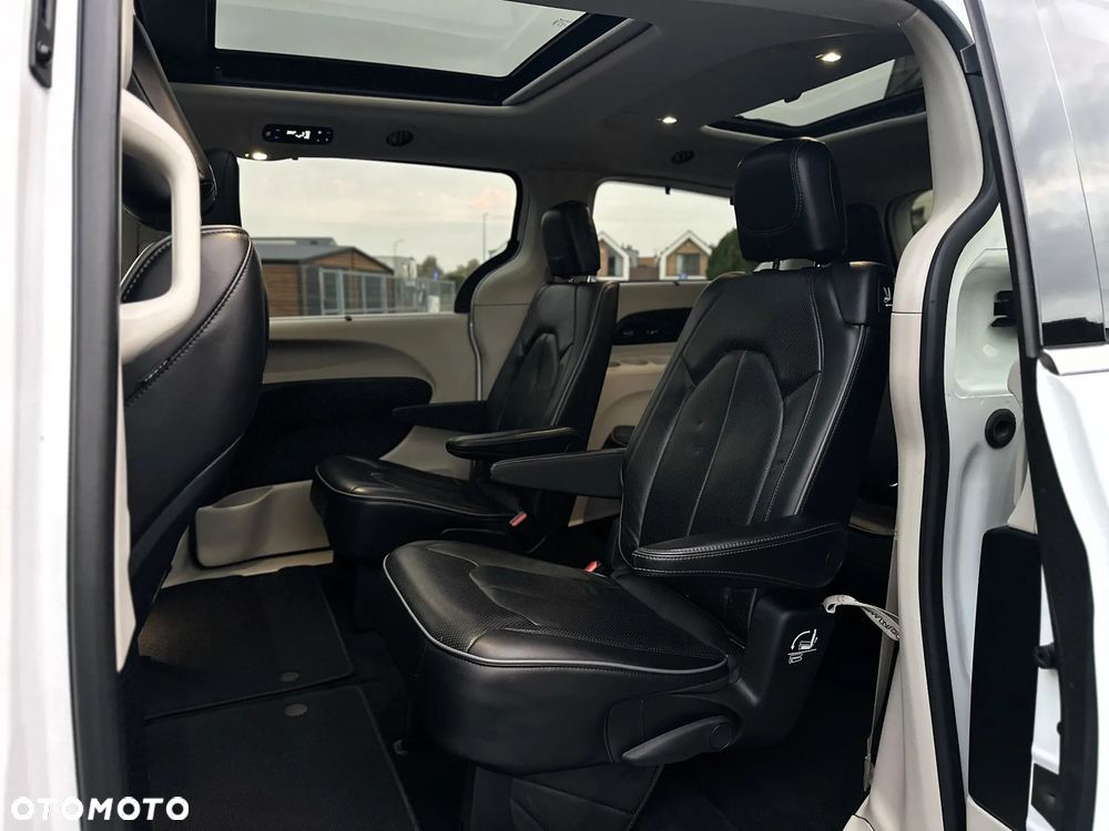 Chrysler Pacifica - 16