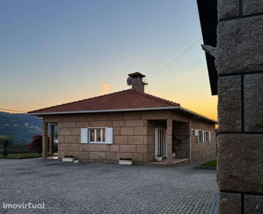 Moradia em Pedra com 1.200 m2 de Terreno – Próxima do Douro - Grande imagem: 2/48