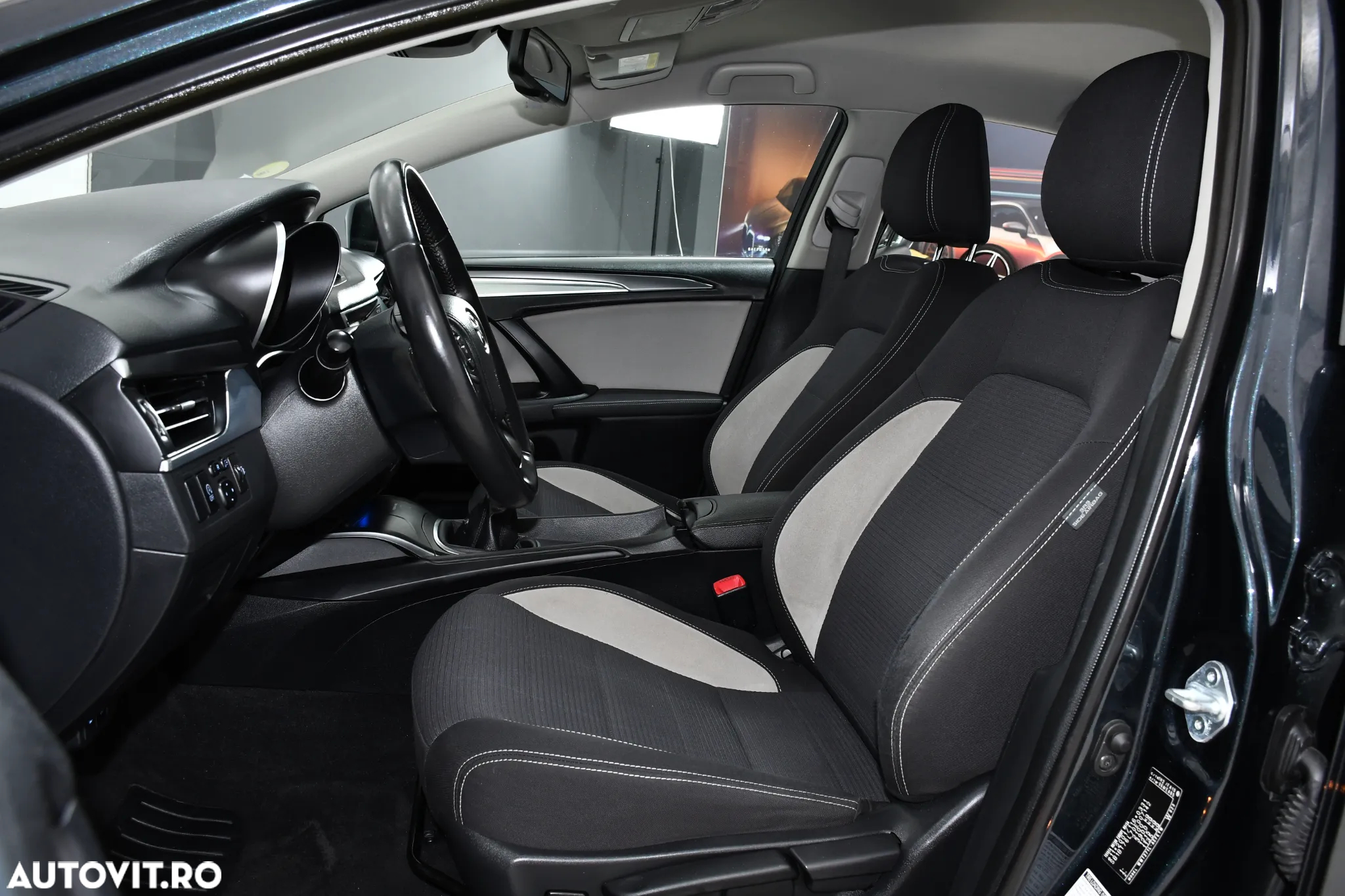 Toyota Avensis 2.0 D-4D Executive - 6