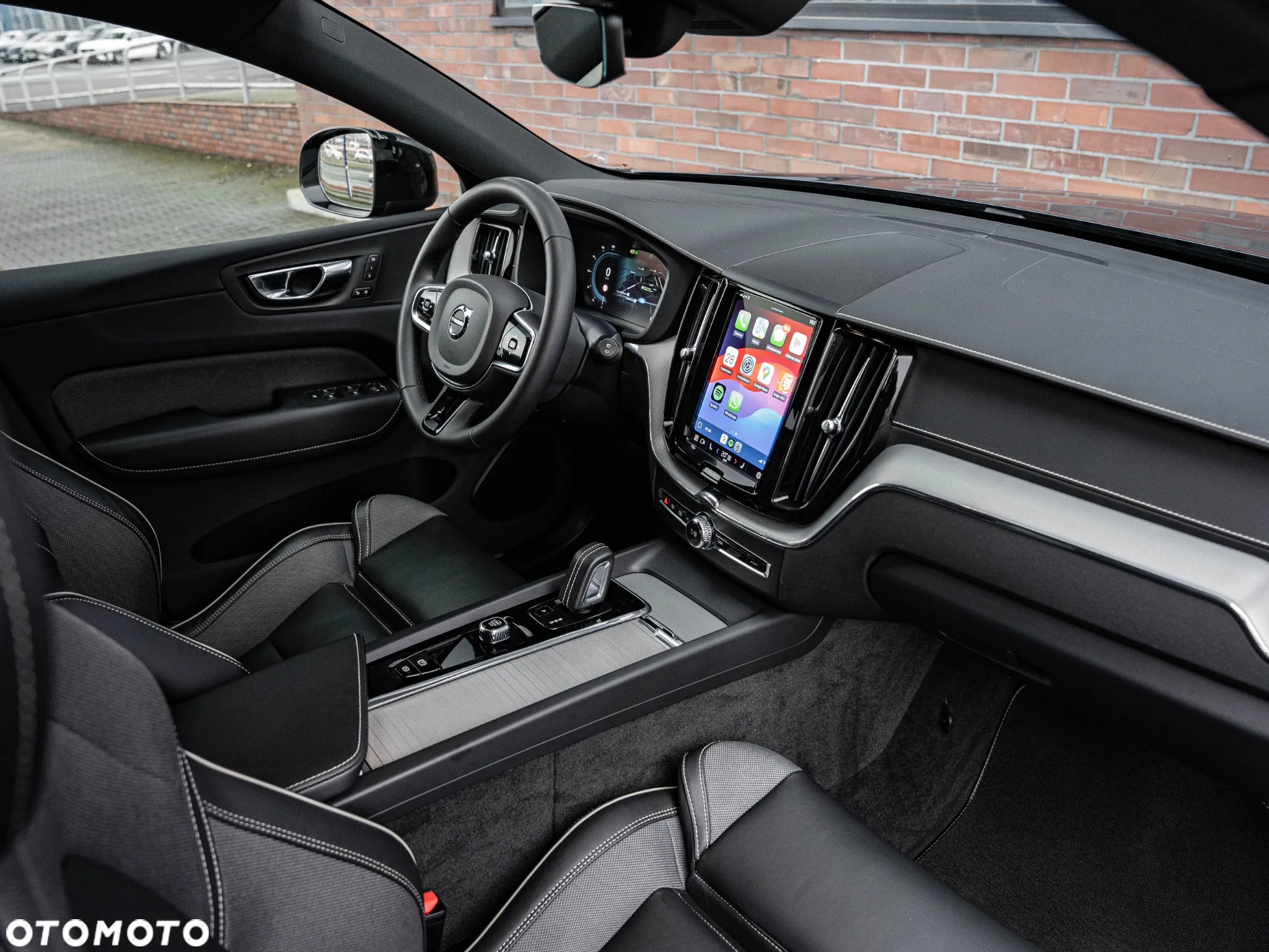 Volvo XC 60 B4 B Plus Dark - 24