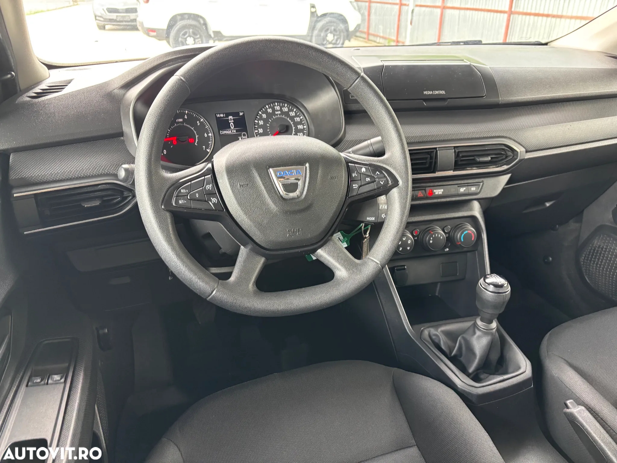 Dacia Logan TCe 90 Essential - 27