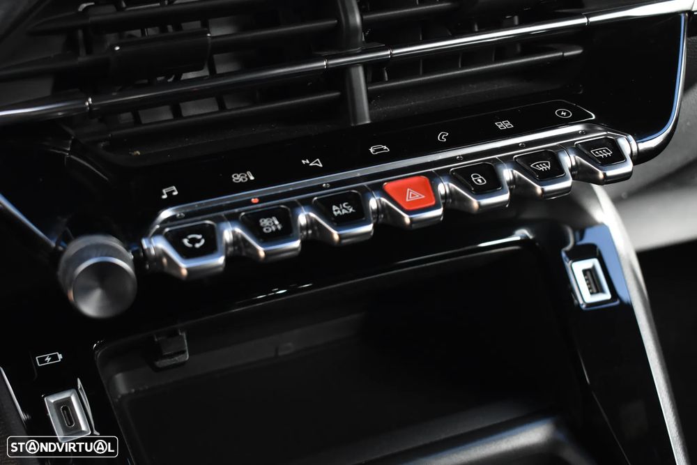 Peugeot e-208 GT - 44