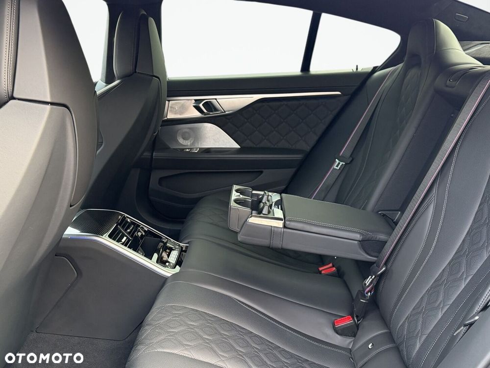 BMW M8 Competition - 7