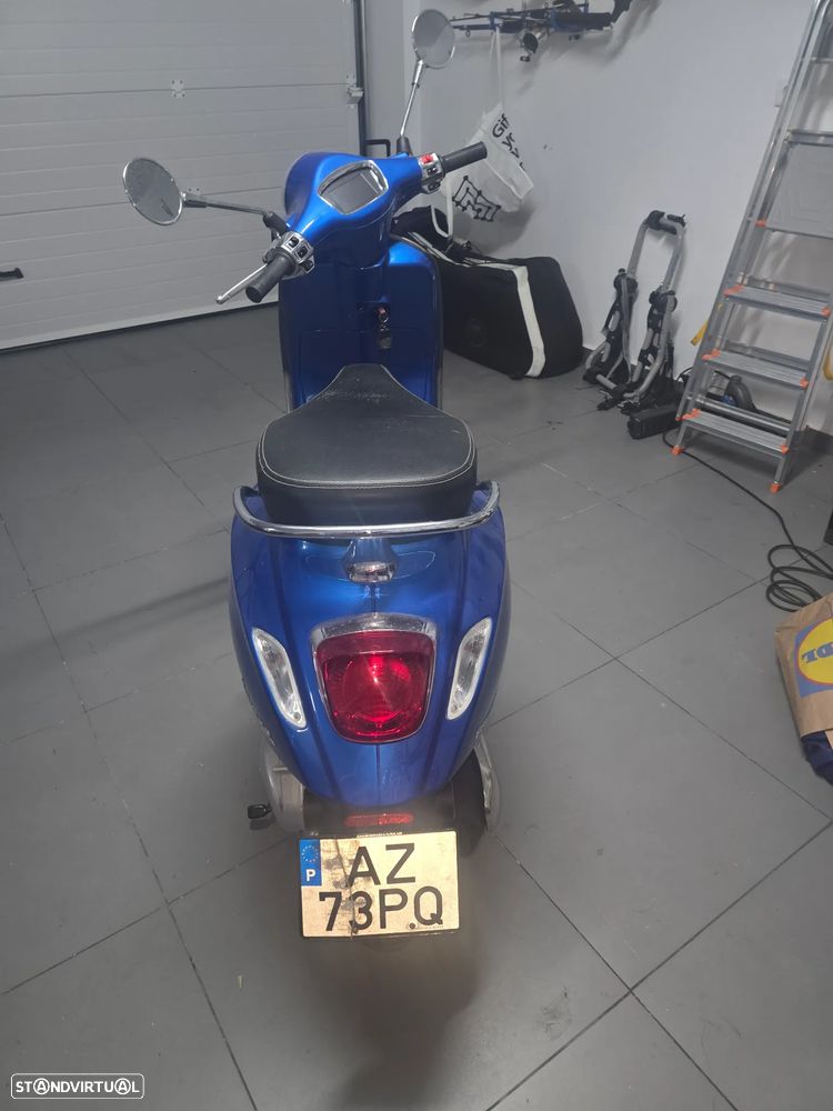 Piaggio Vespa GTS - 3