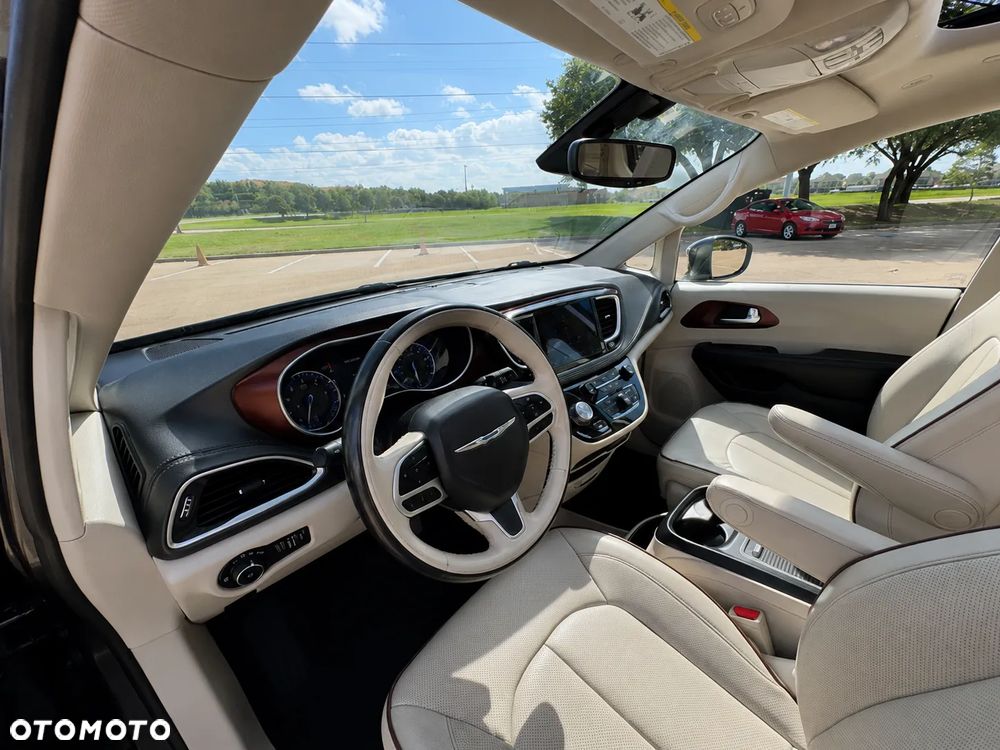 Chrysler Pacifica - 12
