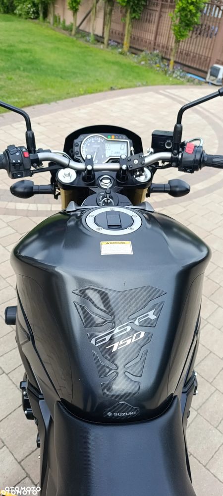 Suzuki GSR - 11