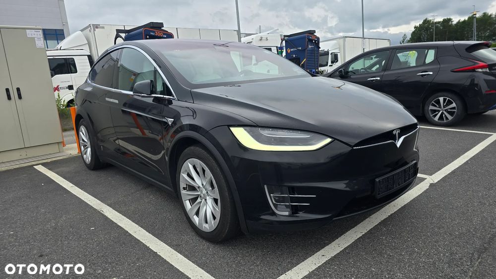 Tesla Model X - 3