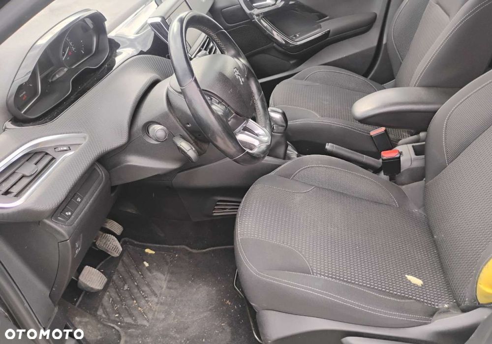 Peugeot 208 - 8