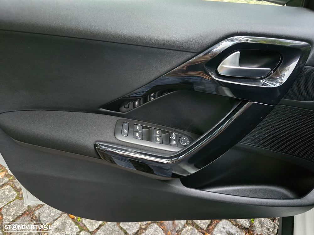 Peugeot 2008 1.2 PureTech Signature - 21