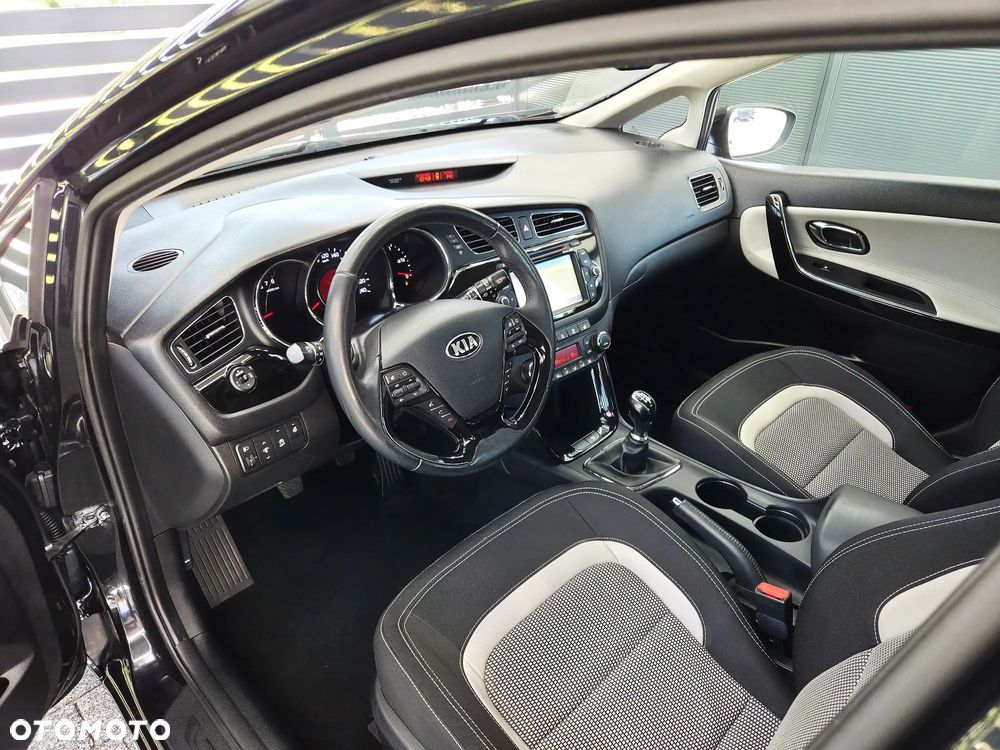 Kia Ceed 1.6 GDI Dream Team Edition - 6