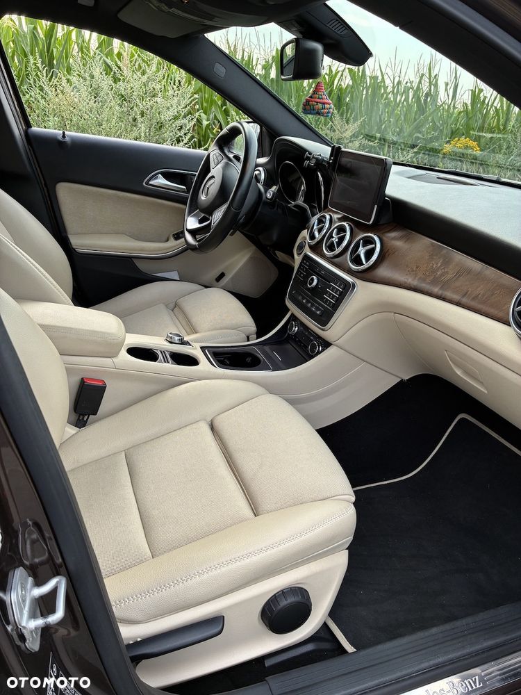 Mercedes-Benz GLA - 13