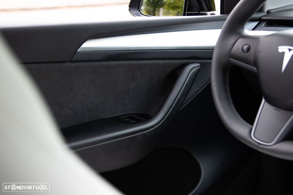 Tesla Model Y Long Range Dual Motor AWD - 39