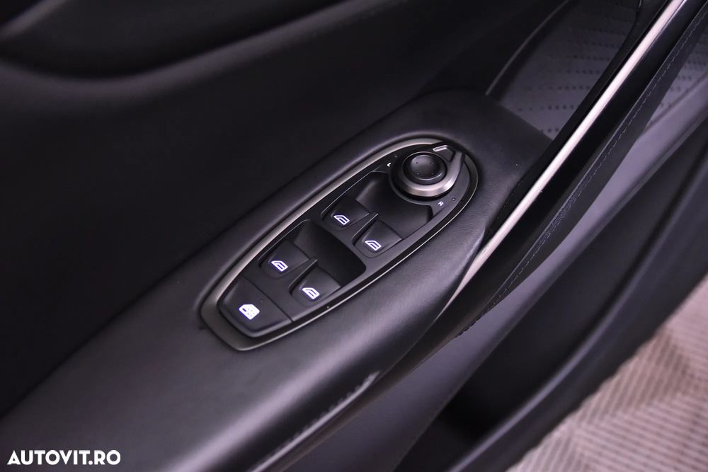 Aston Martin DBX - 14