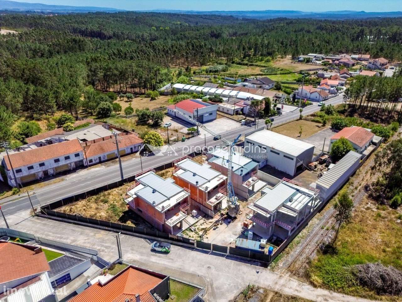 Moradia T4 com jardim, garagem e carregamento para carros elétricos - Grande imagem: 3/42