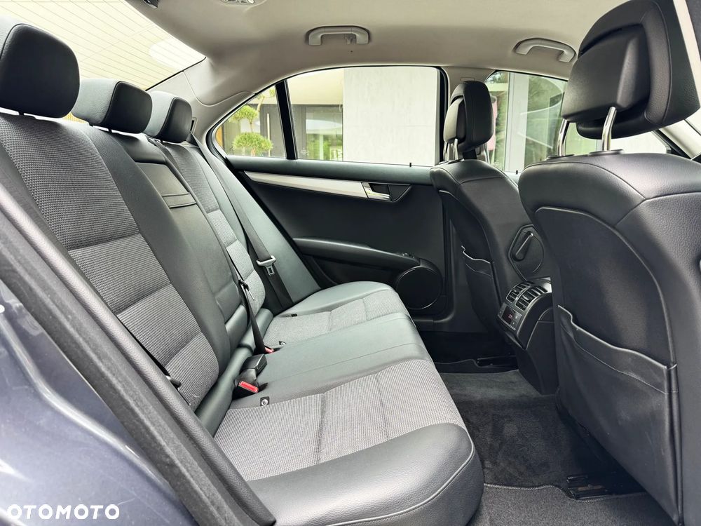 Mercedes-Benz Klasa C 250 CGI Automatik BlueEFFICIENCY Avantgarde - 34