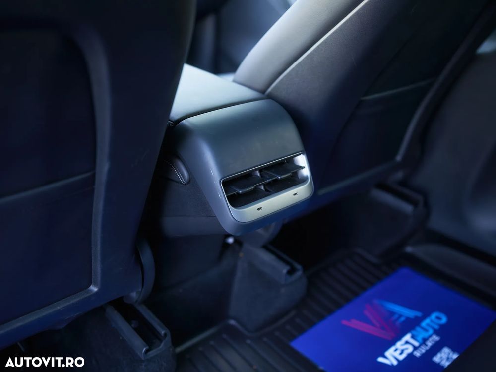 Tesla Model Y - 39