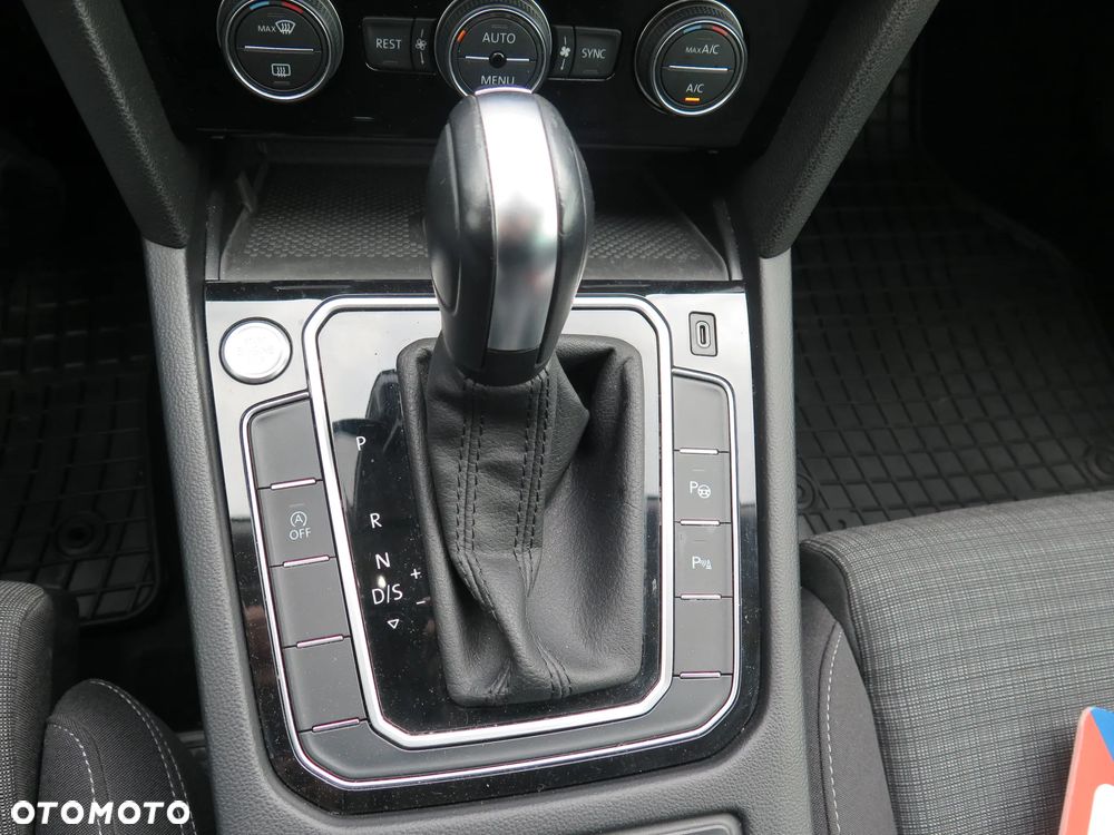 Volkswagen Passat 2.0 TDI SCR DSG 4Motion Business - 23