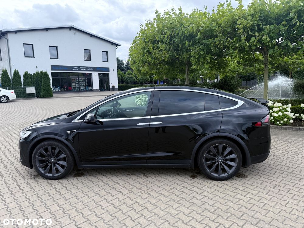 Tesla Model X - 8