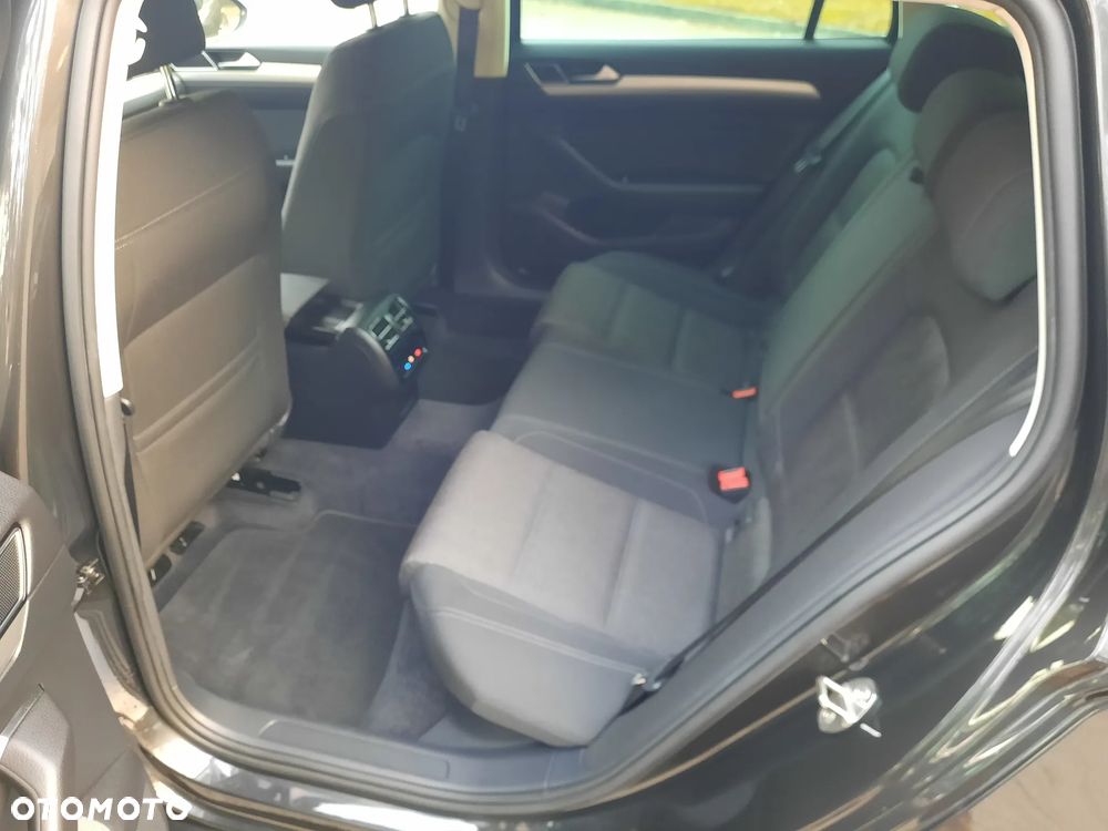 Volkswagen Passat - 20