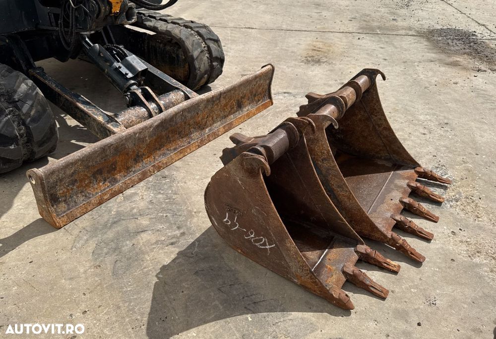 Hyundai R60CR Excavator - 10