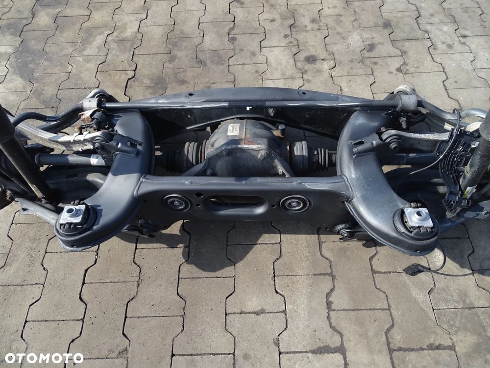 MERCEDES C KLASA W205 Belka zawieszenia tył sanki komplet - 1
