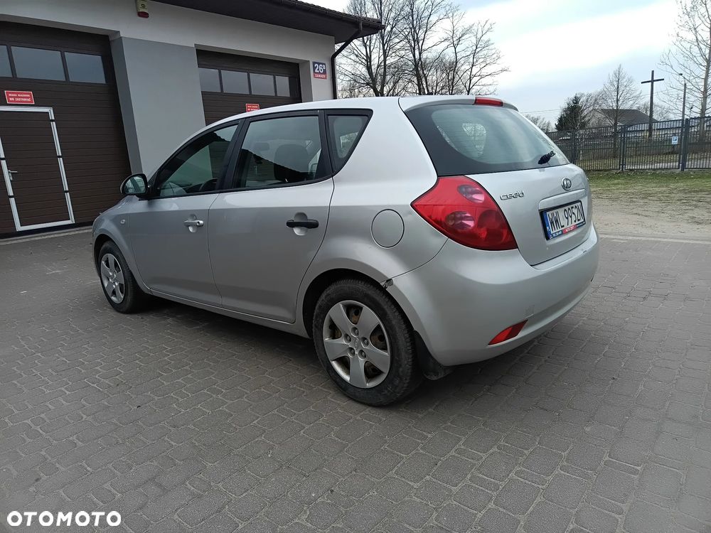Kia Ceed 2.0 crdi Comfort + - 18