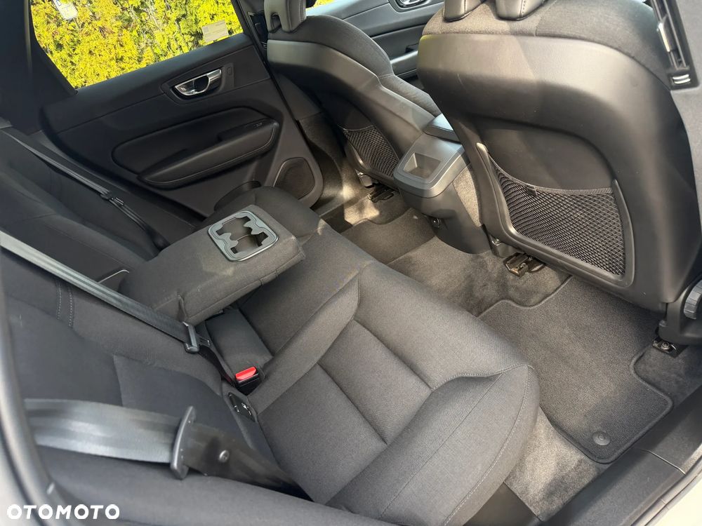 Volvo XC 60 B4 B Momentum Pro - 32