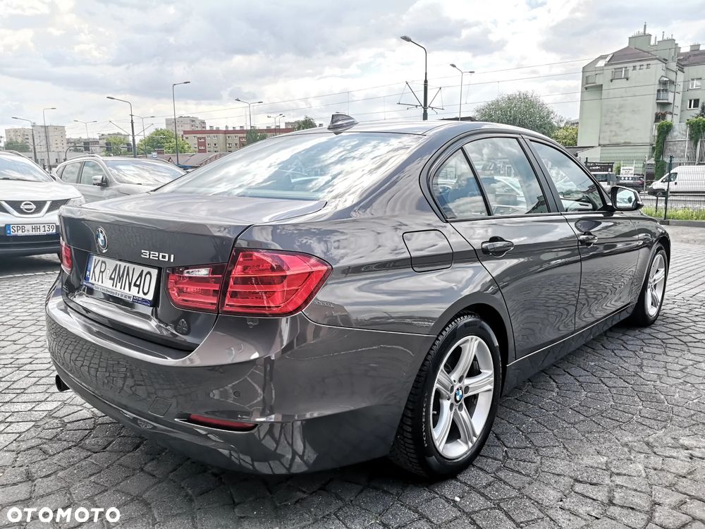 BMW Seria 3 320i Luxury Line - 2