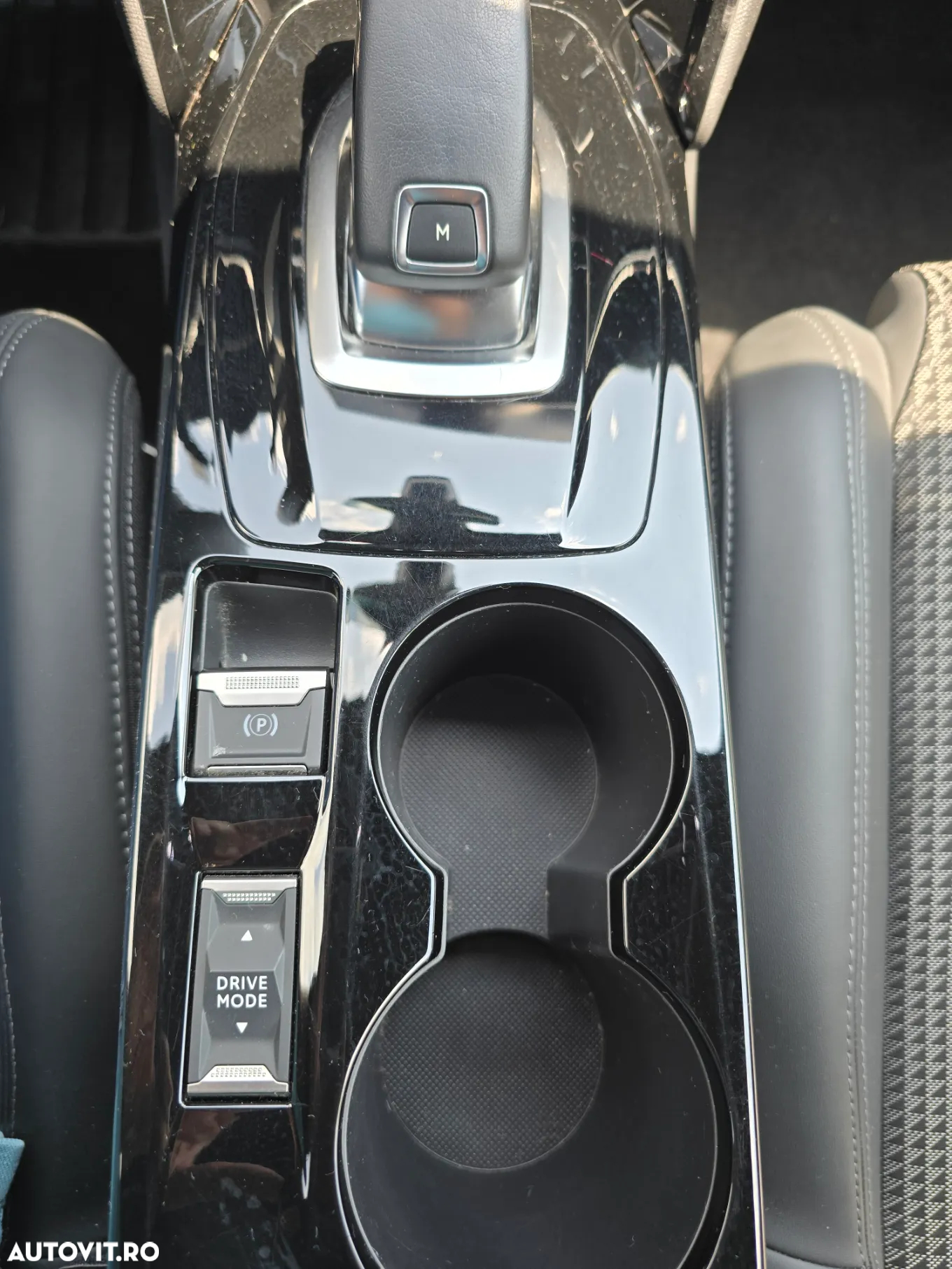 Peugeot 208 1.2 L PureTech STT EAT8 GT Line - 25