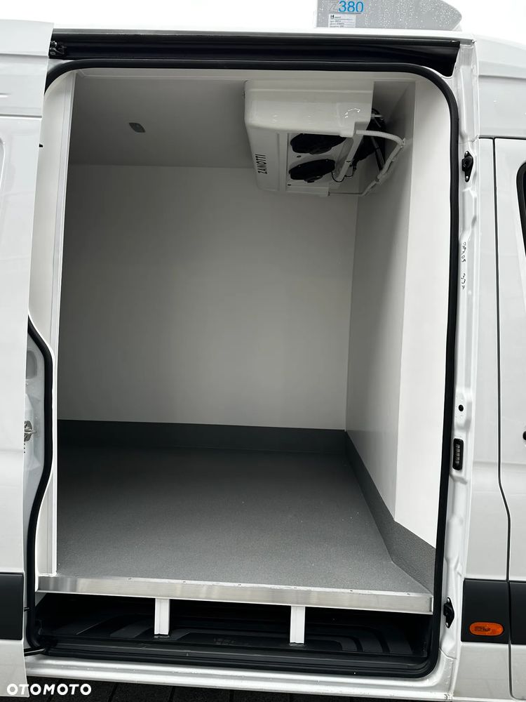 Mercedes-Benz Sprinter - 25