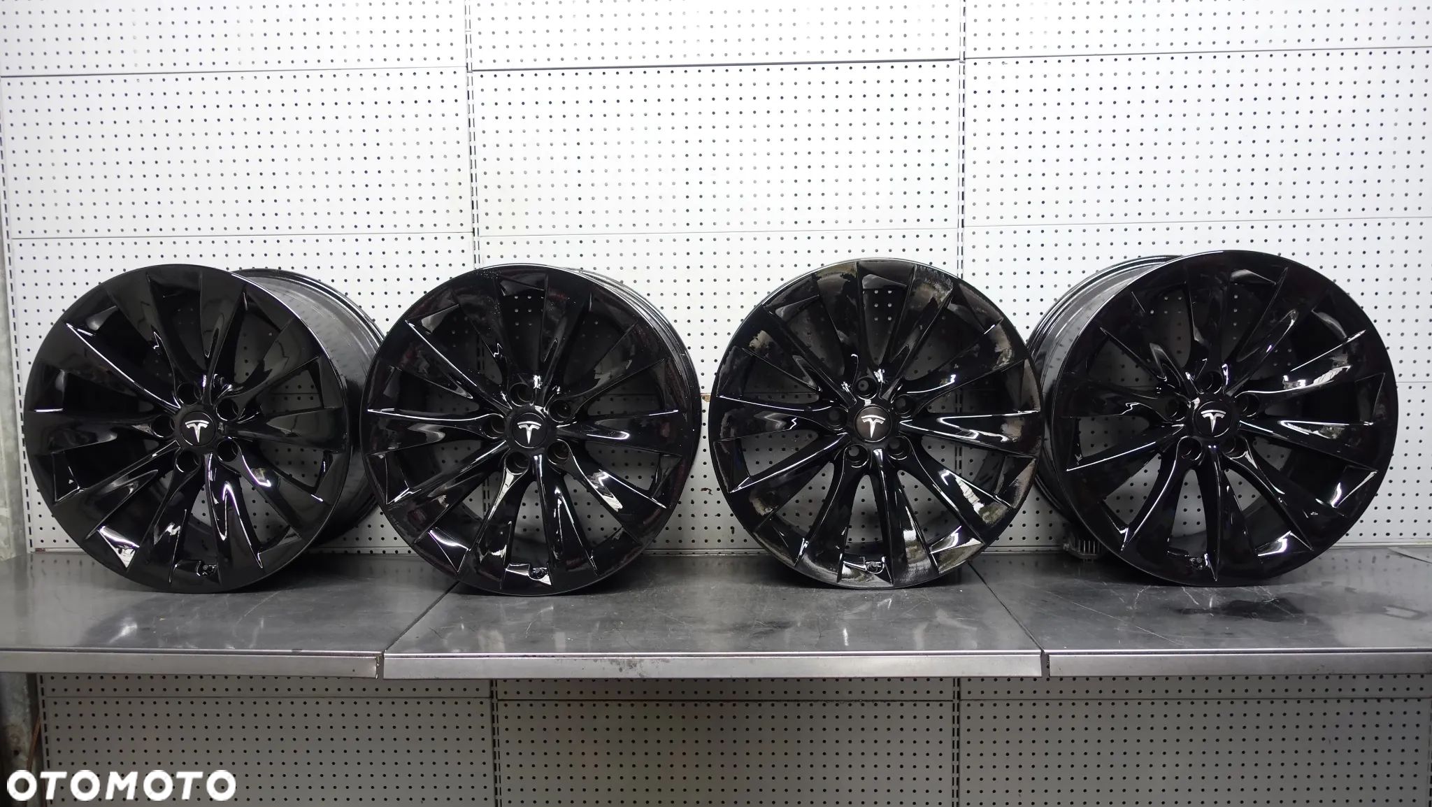 Felgi Tesla Model X S 20" 9J 10J ET35 5x120 1027225-00-A - 1