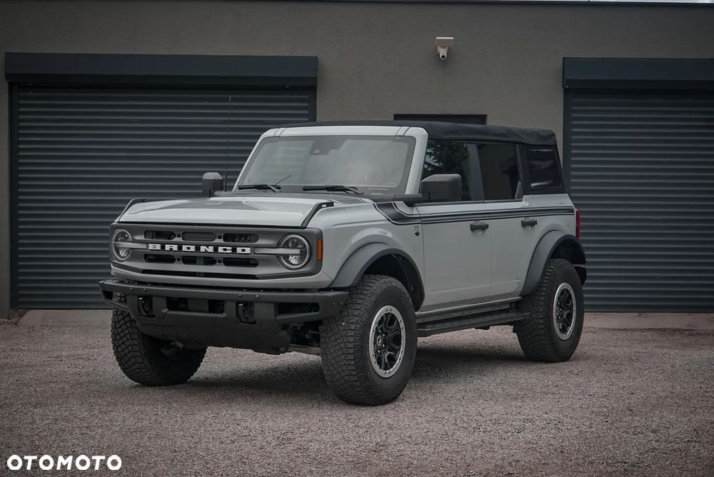 Ford Bronco - 1