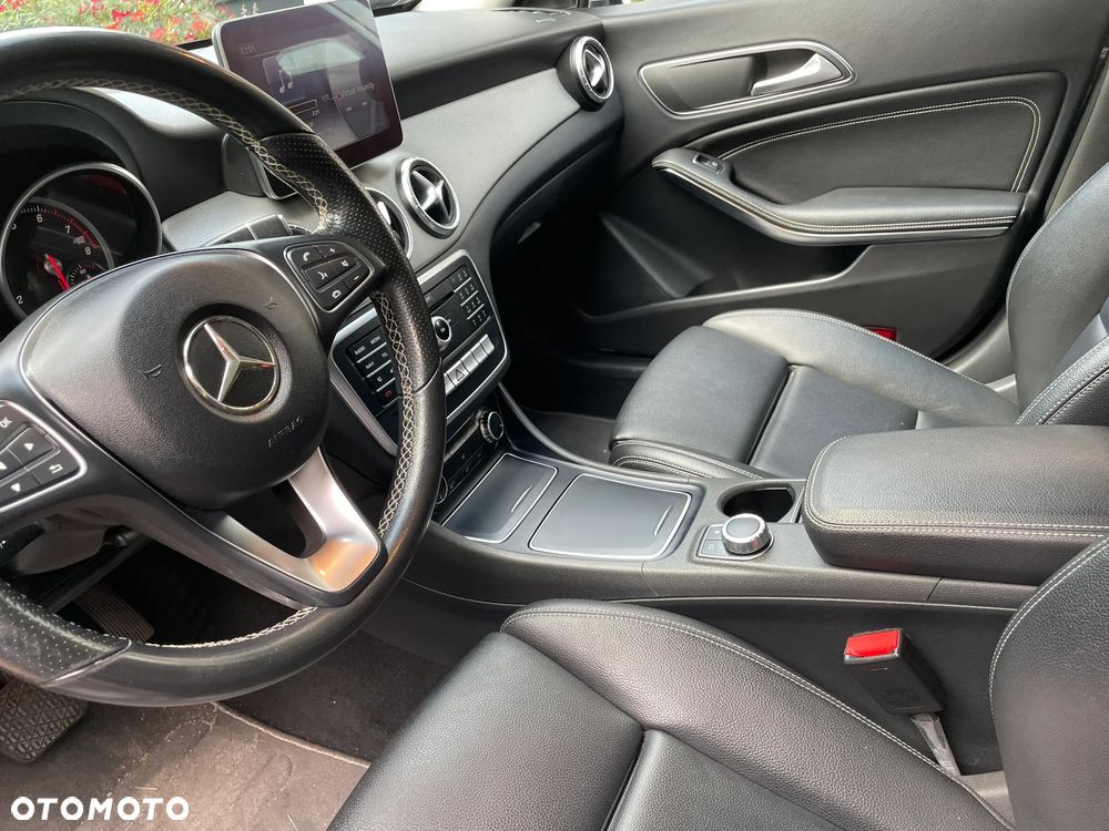 Mercedes-Benz CLA 200 7G-DCT UrbanStyle Edition - 8