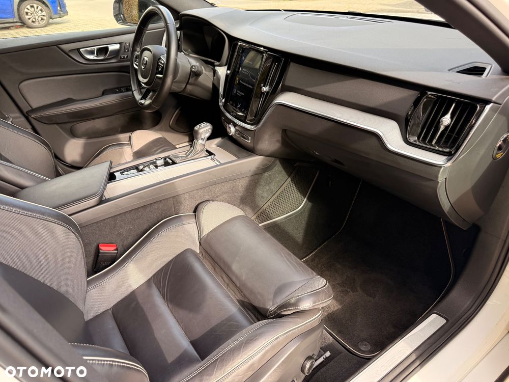 Volvo V60 D4 R-Design - 10