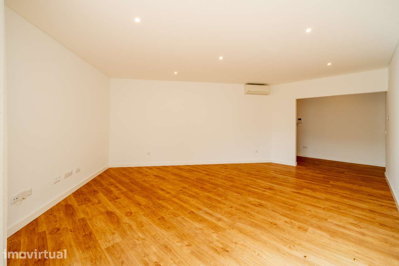 Apartamento T2 renovado com garagem e varanda na Expotorres - Grande imagem: 4/29