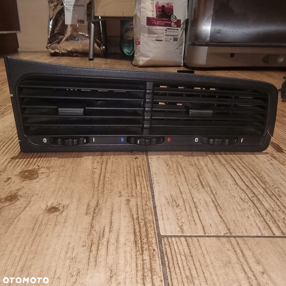 KRATKA NAWIEWU ŚRODKOWA BMW 8 E31 850 840 EU - 1