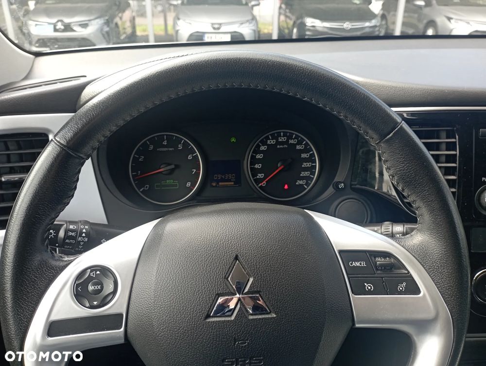 Mitsubishi Outlander 2.0 Invite + 2WD - 12