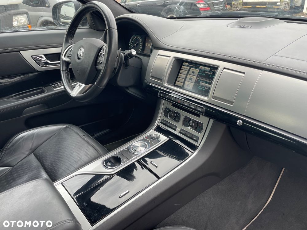 Jaguar XF 35t AWD Pure - 36