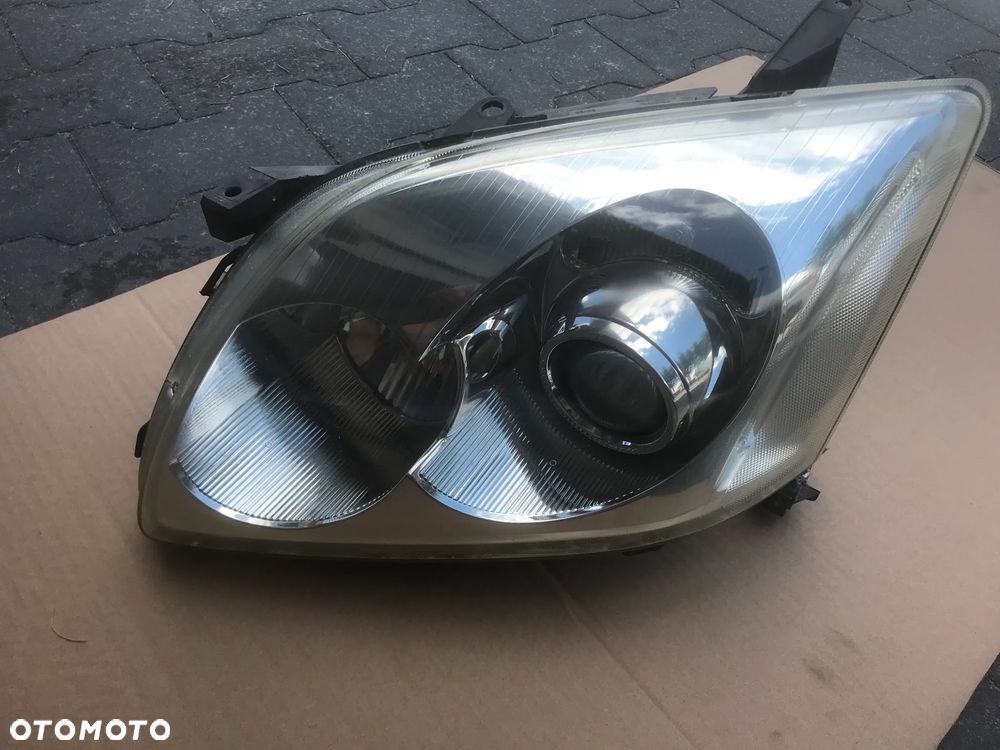 Toyota Avensis T25  03-06 Lampa Lewa Reflektor Europa - 1