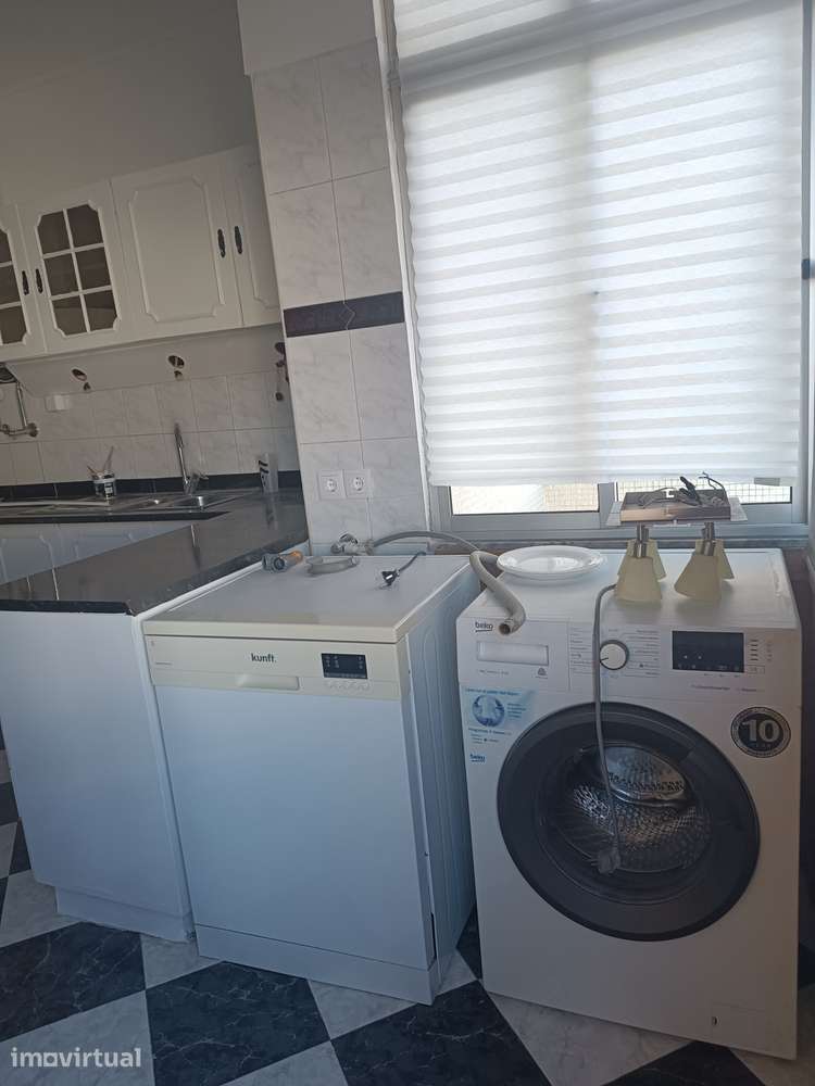 T1 com varanda e ar condicionado em Almada - Grande imagem: 4/11