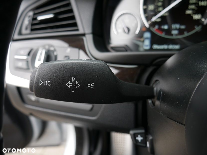 BMW Seria 5 528i xDrive Sport-Aut Luxury Line - 29