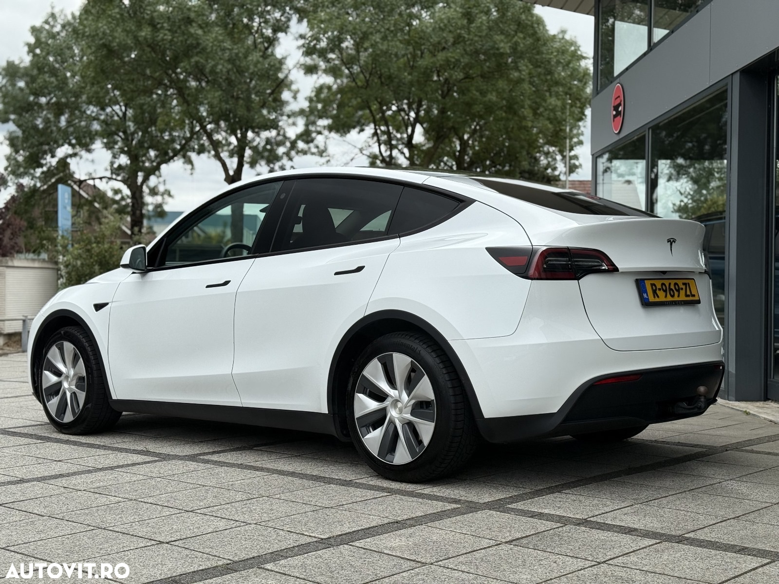 Tesla Model Y - 4