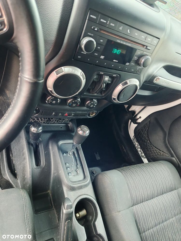 Jeep Wrangler Unlimited 2.8 CRD DPF Sport - 24