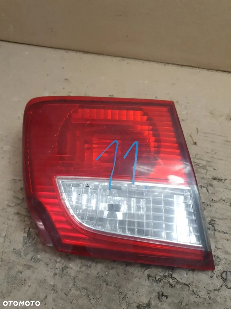 MAZDA 626 V GF LAMPA LEWA TYŁ W KLAPĘ 132-61922 - 1