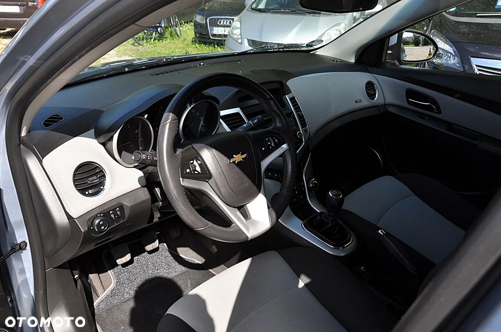 Chevrolet Cruze 1.6 LS+ - 17