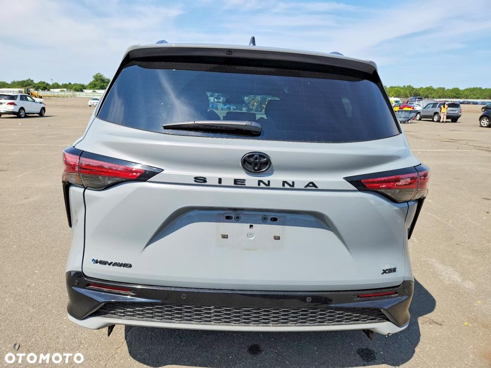 Toyota Sienna - 3