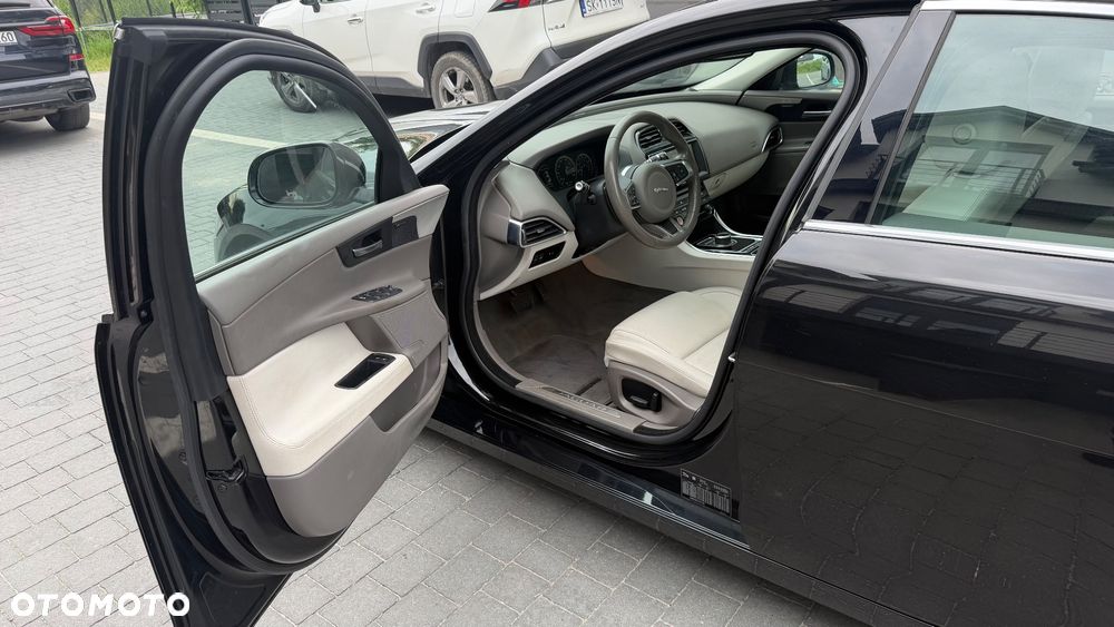 Jaguar XE 2.0 T Prestige - 9
